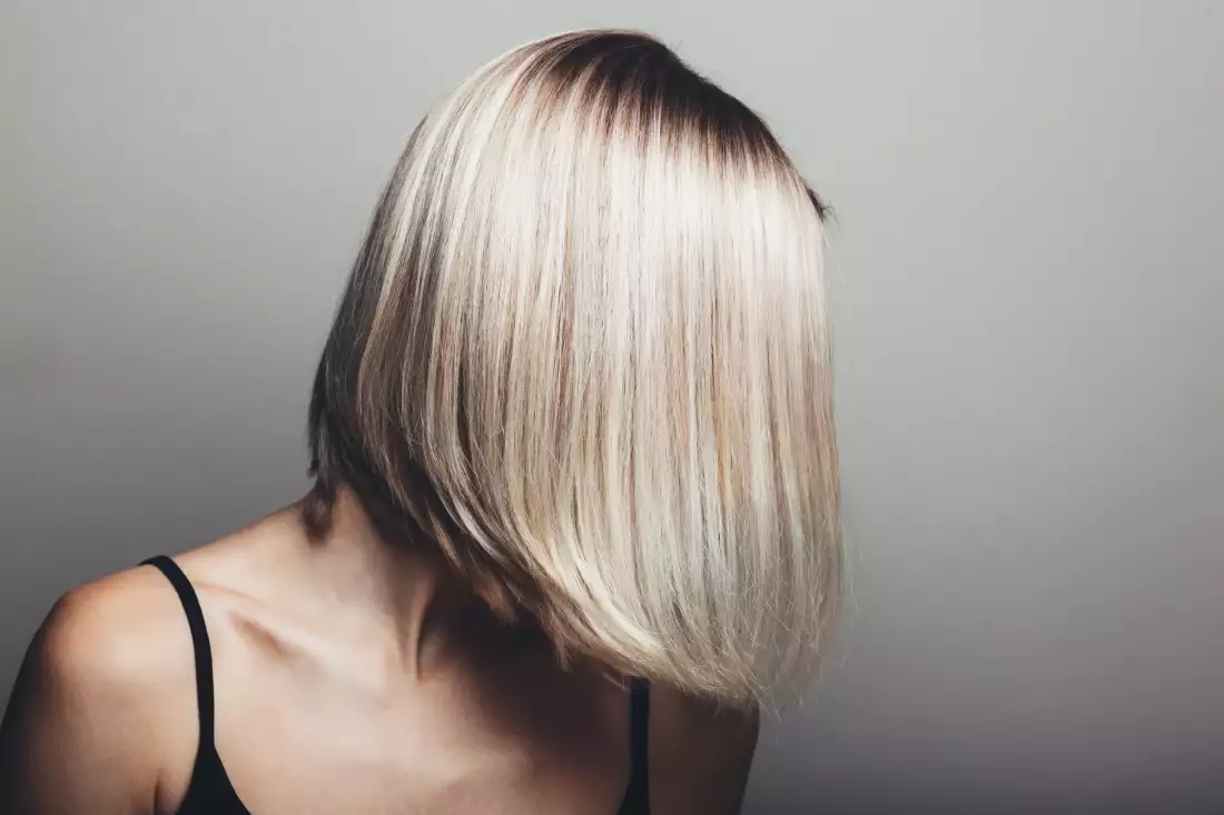 Perruque courte blonde en cheveux naturels